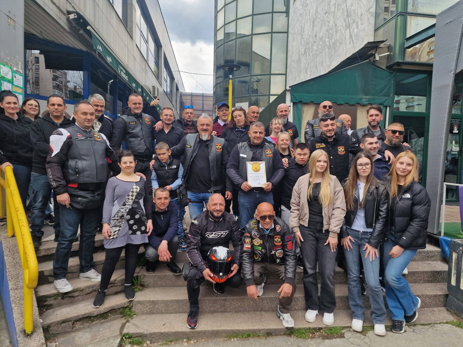 Velika zajednička fotografija prijatelja i članova udruženja