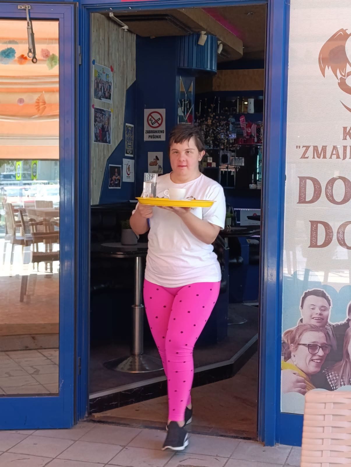 Djevojka iz naše ekipe nosi poslužavnik na ulazu u klub